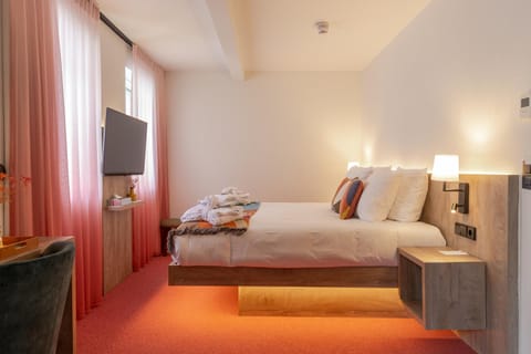Bed, TV and multimedia, Photo of the whole room, Bedroom