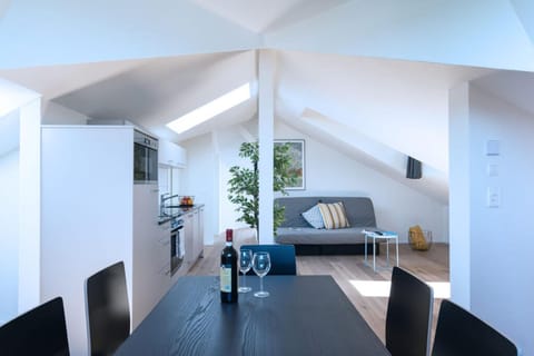 Bed, Seating area, Dining area