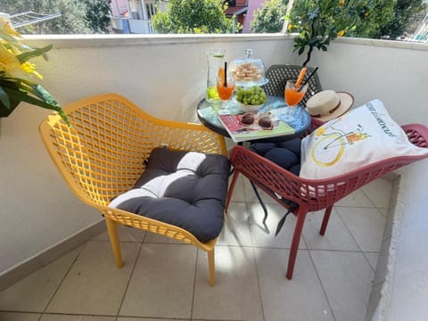 Day, View (from property/room), Balcony/Terrace, Seating area, Drinks