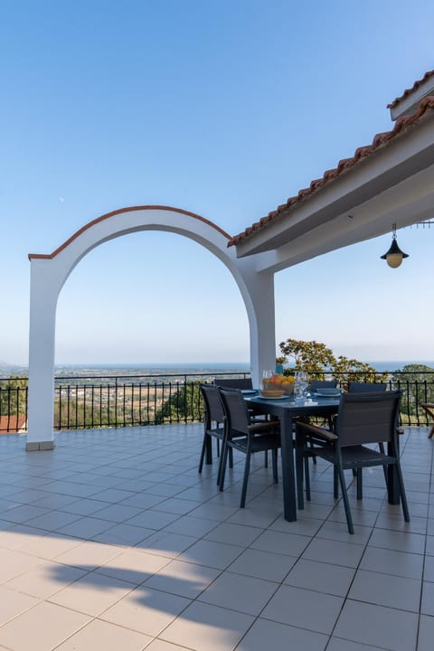 Natural landscape, View (from property/room), Balcony/Terrace, Dining area, Sea view