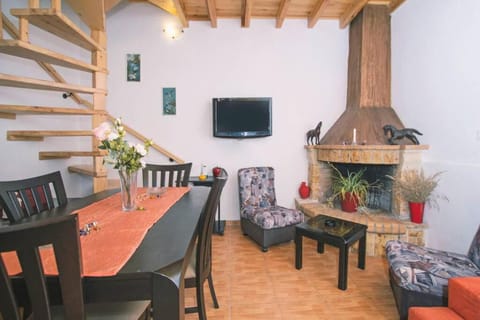 TV and multimedia, Living room, Seating area, Dining area