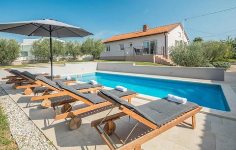 Property building, Day, Garden, Pool view, Swimming pool, sunbed