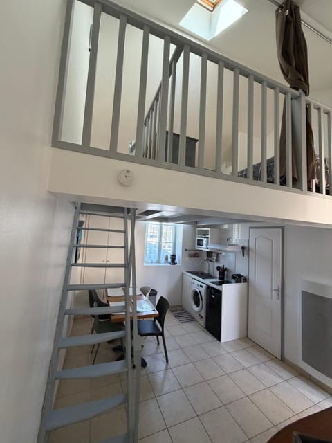 Kitchen or kitchenette, Dining area, stove