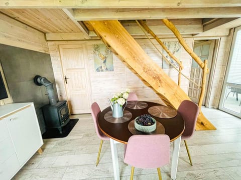 Patio, TV and multimedia, Food and drinks, Decorative detail, Dining area, flat iron