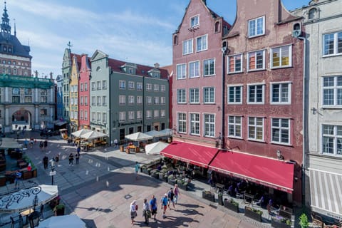 Nearby landmark, Restaurant/places to eat, Day, Neighbourhood, City view, Street view