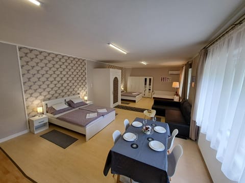 Coffee/tea facilities, Kitchen or kitchenette, Dining area, Bedroom