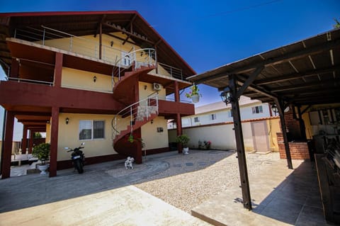 Property building, Day, Balcony/Terrace