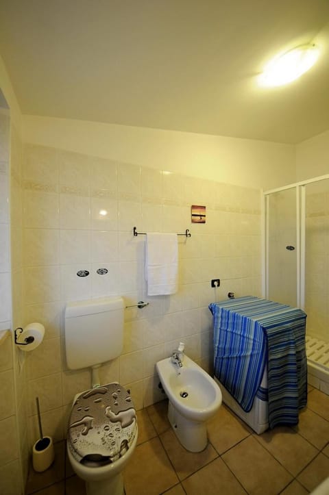 A La vue chambre BAGNO CONDIVISO SHARED BOTH2piano no lift no navetta a pagamento aria condizionata ed extra bed 3 MINUTI A PIEDI DA BUS PER FIERA DI ROMA Bed and Breakfast in Fiumicino
