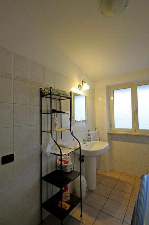 A La vue chambre BAGNO CONDIVISO SHARED BOTH2piano no lift no navetta a pagamento aria condizionata ed extra bed 3 MINUTI A PIEDI DA BUS PER FIERA DI ROMA Bed and Breakfast in Fiumicino