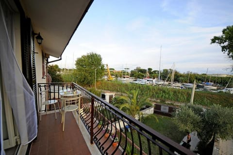 A La vue chambre BAGNO CONDIVISO SHARED BOTH2piano no lift no navetta a pagamento aria condizionata ed extra bed 3 MINUTI A PIEDI DA BUS PER FIERA DI ROMA Bed and Breakfast in Fiumicino