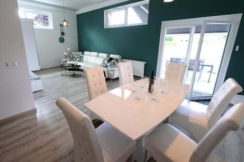 TV and multimedia, Balcony/Terrace, Living room, Seating area, Dining area