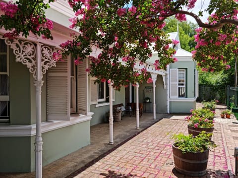 Neighbourhood, Street view