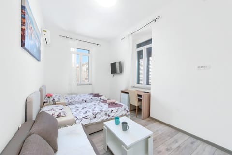 Bed, TV and multimedia, Photo of the whole room, Seating area, Bedroom