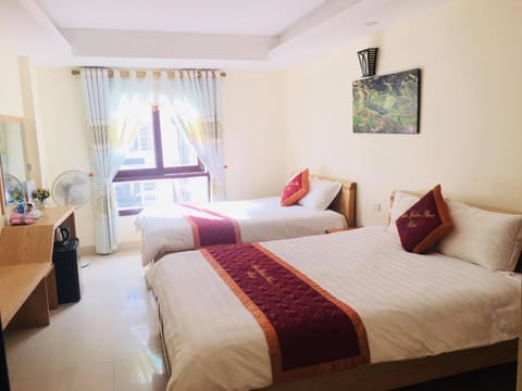 Bed, Photo of the whole room, Seating area, Bedroom