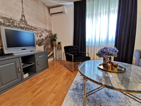 Communal lounge/ TV room, TV and multimedia, Coffee/tea facilities, Living room, Seating area