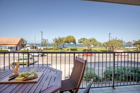 Patio, Natural landscape, View (from property/room), Balcony/Terrace, Food and drinks, Seating area, Dining area, Sea view, Location