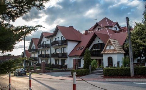 Property building, Day, Neighbourhood, Street view, Breakfast, Location, Parking, elevator