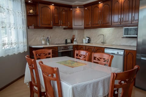 Kitchen or kitchenette, Communal kitchen