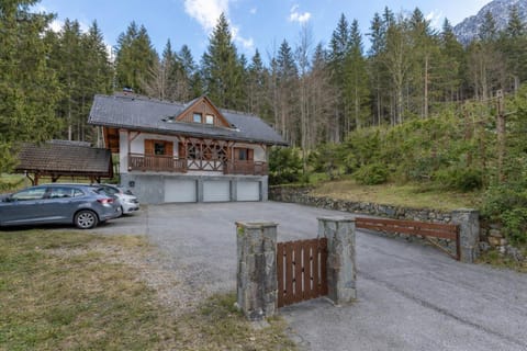 Property building, Spring, Day, Neighbourhood, Natural landscape, Mountain view, Parking