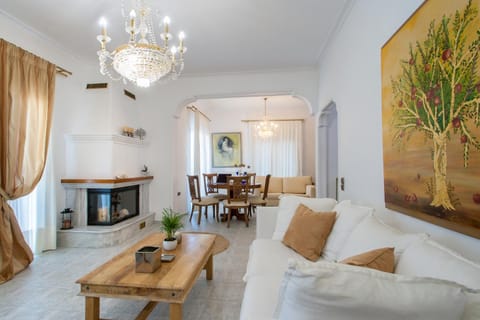 TV and multimedia, Kitchen or kitchenette, Living room, Seating area, Dining area, air conditioner