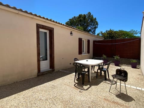 Patio, Facade/entrance, BBQ facilities, Dining area