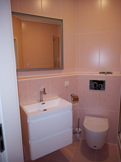 Shower, Toilet, Bathroom, TV and multimedia