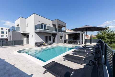 BBQ facilities, Children play ground, Sauna, Balcony/Terrace, Landmark view, Mountain view, Swimming pool, air conditioner