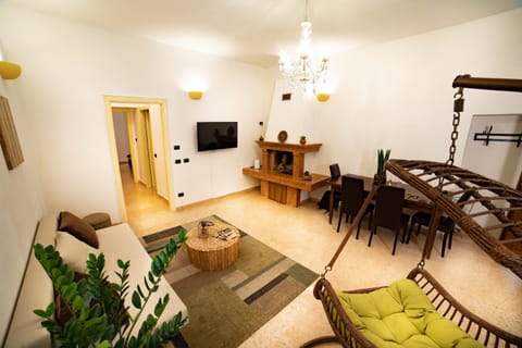 Communal lounge/ TV room, TV and multimedia, Living room, Lobby or reception, Photo of the whole room, Decorative detail, Seating area, Facility for disabled guests