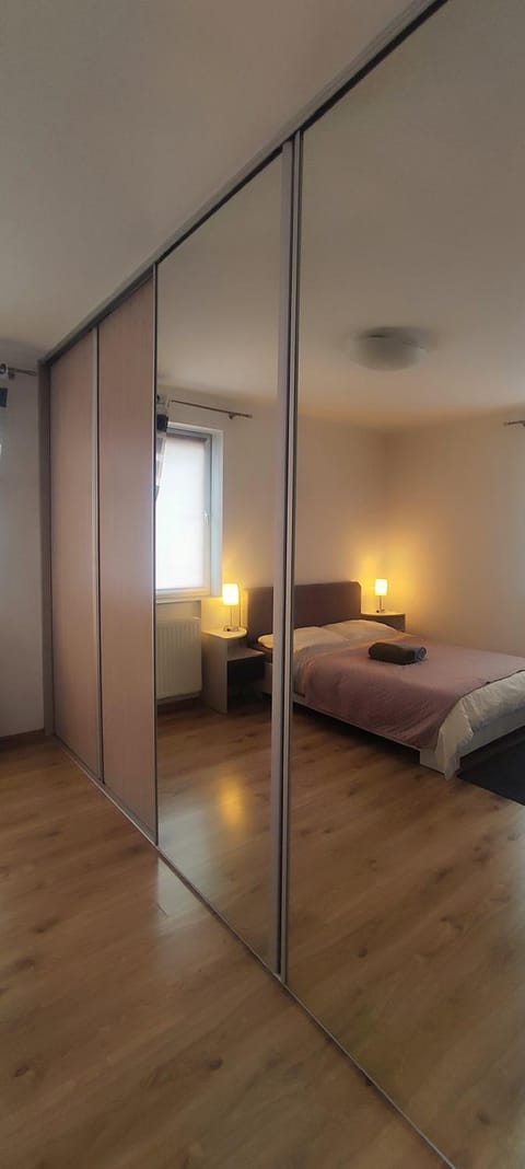 Photo of the whole room, Bedroom, wardrobe