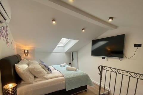 Bed, TV and multimedia, Bedroom