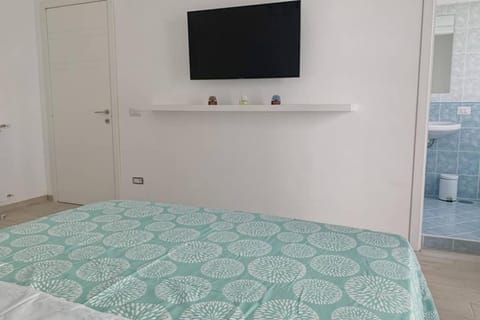 Bed, TV and multimedia, Bedroom