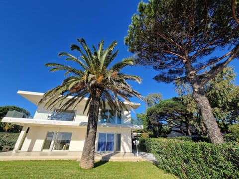 Villa de 250 m², climatisée, sur 2 niveaux au bord de l'eau - FR-1-100-243 Villa in Cavalaire-sur-Mer