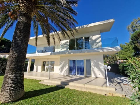 Villa de 250 m², climatisée, sur 2 niveaux au bord de l'eau - FR-1-100-243 Villa in Cavalaire-sur-Mer