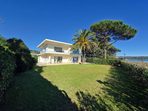 Villa de 250 m², climatisée, sur 2 niveaux au bord de l'eau - FR-1-100-243 Villa in Cavalaire-sur-Mer