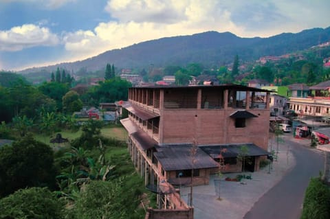 Facade/entrance, Natural landscape, Floor plan