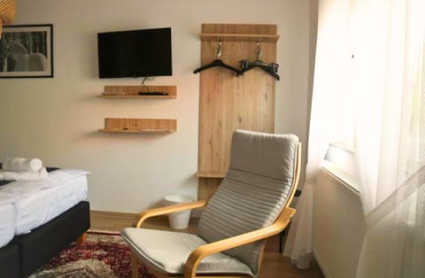 Bed, TV and multimedia, Bedroom, wardrobe