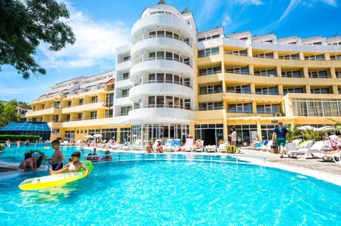 Property building, Day, Pool view, Swimming pool, Swimming pool, group of guests, sunbed