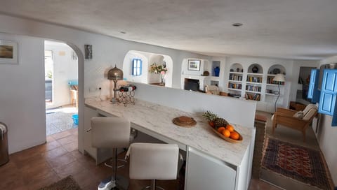 Kitchen or kitchenette, Living room, Seating area, Dining area