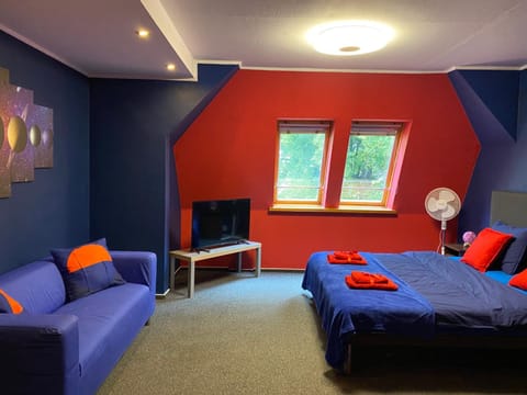 Bed, TV and multimedia, Photo of the whole room, Bedroom