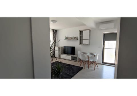 Communal lounge/ TV room, TV and multimedia, Living room, Seating area, Dining area