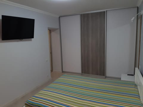 Bed, TV and multimedia, Photo of the whole room