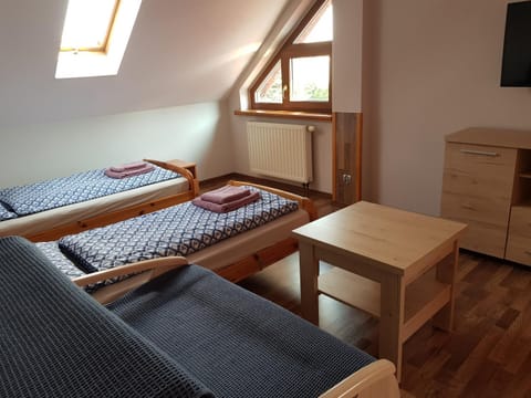 TV and multimedia, Seating area, Bedroom