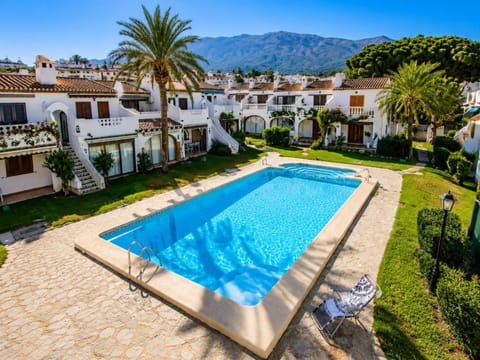 Property building, Off site, Day, Summer, Solarium, Swimming pool, Location, sunbed