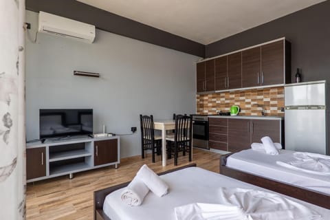 Communal lounge/ TV room, Bed, TV and multimedia, Kitchen or kitchenette, Living room, Photo of the whole room, Seating area, Evening entertainment, Bedroom, towels, air conditioner