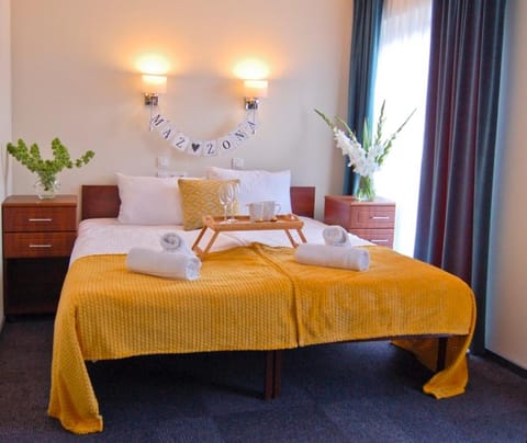 Bed, Photo of the whole room, towels