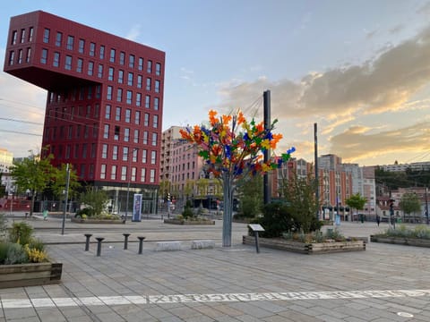 Property building, Nearby landmark, Off site, Day, Neighbourhood