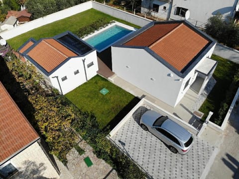 Property building, Garden, Parking