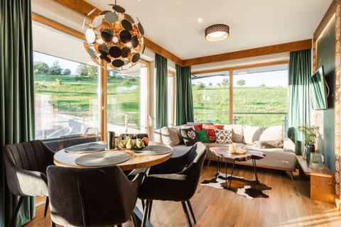 TV and multimedia, Living room, Seating area, Dining area