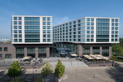 Facade/entrance, View (from property/room)