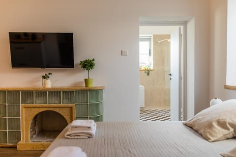 Bathroom, TV and multimedia, Bedroom